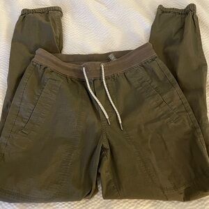 Vuori Rip stop traveler jogger in Olive Green Small